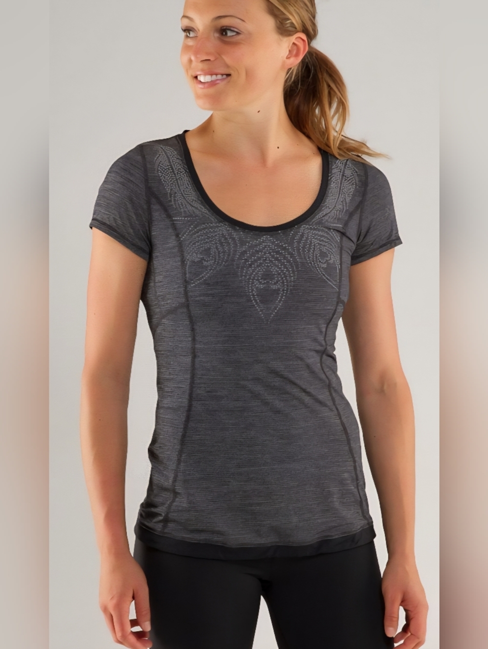 Lululemon Run Size 4 Silver Bullet Short Sleeve Tech Heather Black